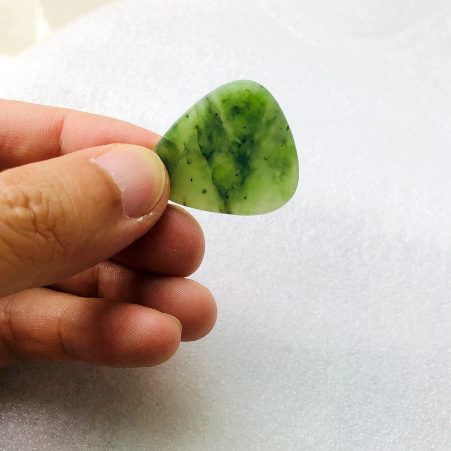 Palheta de Guitarra de Pedra Natural Nepherite Escura - Cristal de Pedra, med 27x31x2.8mm - Acessórios cordas