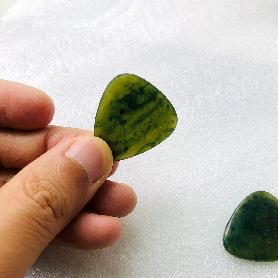 Palheta de Guitarra de Pedra Natural Nepherite Escura - Cristal de Pedra, med 27x31x2.8mm - Acessórios cordas