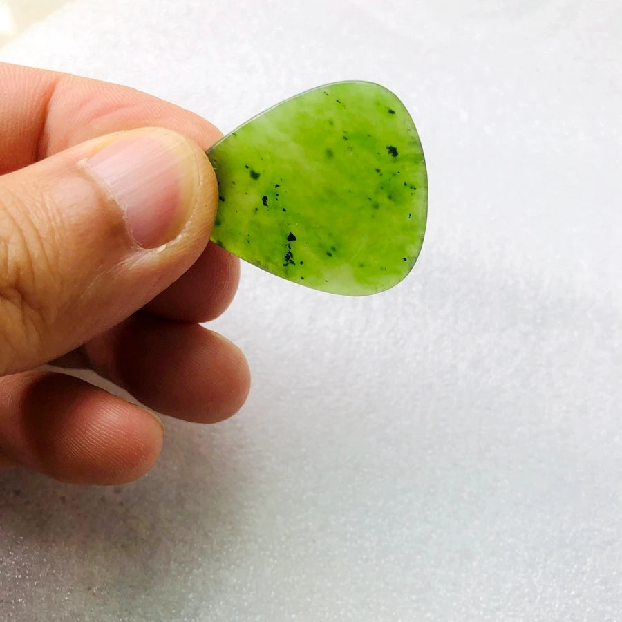 Palheta de Guitarra de Pedra Natural Nepherite Escura - Cristal de Pedra, med 27x31x2.8mm - Acessórios cordas
