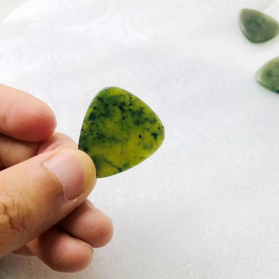 Palheta de Guitarra de Pedra Natural Nepherite Escura - Cristal de Pedra, med 27x31x2.8mm - Acessórios cordas